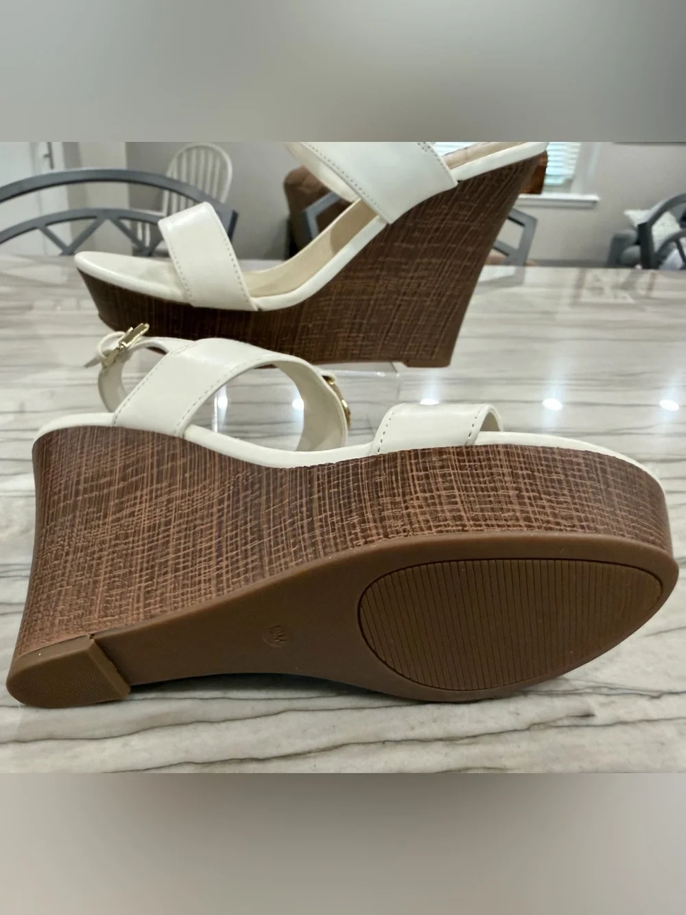 GBG Los Angeles White Leather Gold G-Logo Block Heel Sandals
